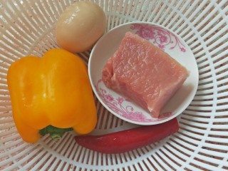 2、肉酱吐司披萨+椰汁营养早餐,准备好鸡蛋，黄色彩椒，红辣椒，瘦肉