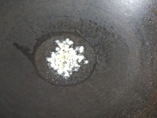 6、肉酱吐司披萨+椰汁营养早餐,油烧热放入蒜末炒香