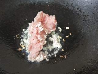 7、肉酱吐司披萨+椰汁营养早餐,放入肉糜翻炒，变色即可