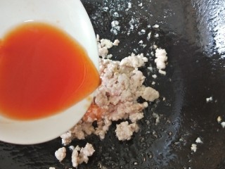 8、肉酱吐司披萨+椰汁营养早餐,番茄酱加适量开始调成汁倒入果里