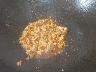 9、肉酱吐司披萨+椰汁营养早餐,翻炒至肉糜上色