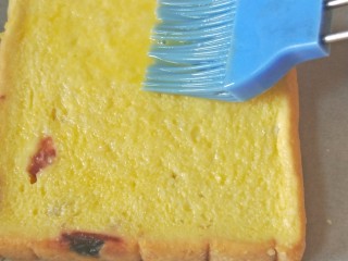 13、肉酱吐司披萨+椰汁营养早餐,蛋液均匀的刷在吐司上