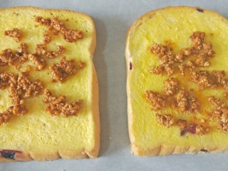 14、肉酱吐司披萨+椰汁营养早餐,吐司上铺一些肉酱