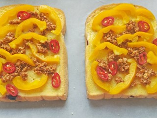 15、肉酱吐司披萨+椰汁营养早餐,铺上菜椒和红辣椒