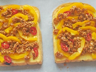 16、肉酱吐司披萨+椰汁营养早餐,再铺一些肉酱