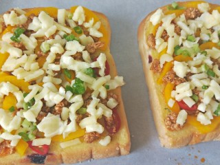 17、肉酱吐司披萨+椰汁营养早餐,最后撒上芝士碎和葱花