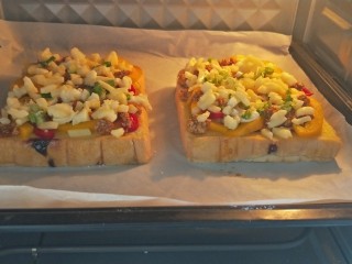 18、肉酱吐司披萨+椰汁营养早餐,入烤箱上下火160°烤十五分钟