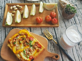 20、肉酱吐司披萨+椰汁营养早餐,倒一杯椰汁，切些水果美美的早餐