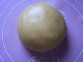7、圣诞树饼干,再用手和成面团，盖上保鲜膜松弛10分钟。
