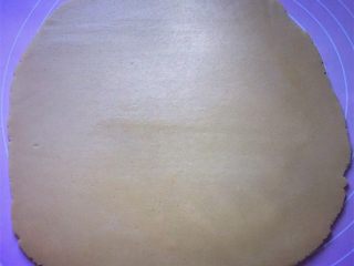 8、圣诞树饼干,将松弛好的面团用擀面杖擀成约2mm厚的面片。