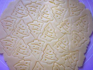 10、圣诞树饼干,全部压好后。