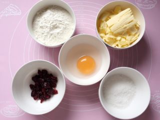 1、蔓越梅饼干,准备好所需食材。