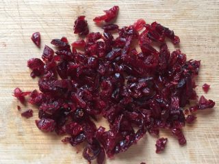 2、蔓越梅饼干,先把蔓越梅干切碎备用。