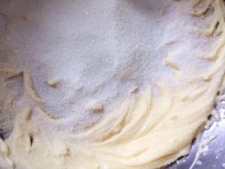 4、蔓越梅饼干,然后加入绵白糖。