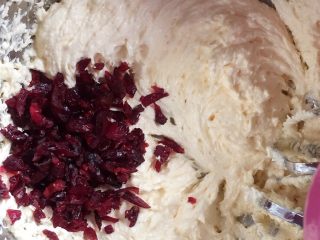 7、蔓越梅饼干,然后加入蔓越梅干，拌匀。