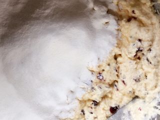 8、蔓越梅饼干,筛入低筋面粉