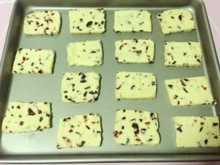 11、蔓越梅饼干,切成大小适中的片状，排放在烤盘中