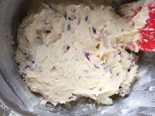 9、蔓越梅饼干,翻拌均匀成黏面团状态。