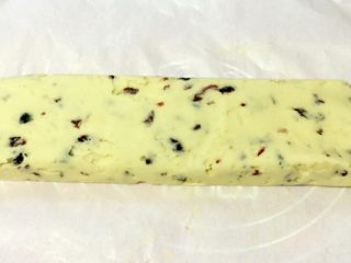 10、蔓越梅饼干,将面团整形成长方柱体，包上油纸然后放进冰箱冷冻一小时。