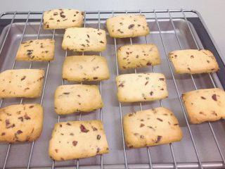 13、蔓越梅饼干,取出放在烤网上晾凉后食用。