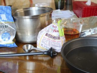 1、蜜蜂窝饼干,这道甜点做的速度非常快,所以每个东西都必须要准备好