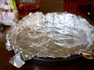 2、蜜蜂窝饼干,把一个很大的盘子,蛋糕模,碗或盒子准备好