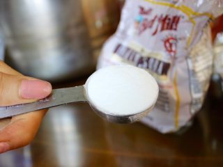 3、蜜蜂窝饼干,准备好一大勺苏打粉
