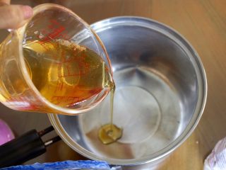 4、蜜蜂窝饼干,把蜜蜂加入到一个锅里