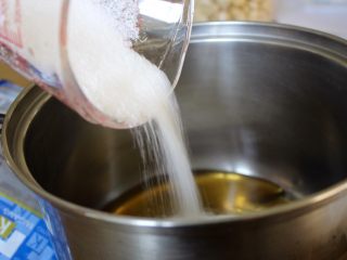 5、蜜蜂窝饼干,把糖也倒进去