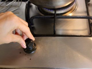 6、蜜蜂窝饼干,开小火,慢慢加大