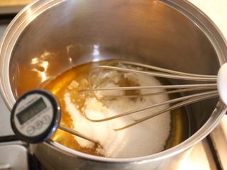 7、蜜蜂窝饼干,一边热,一边搅