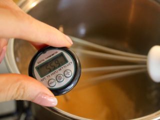 8、蜜蜂窝饼干,认真的看着温度计