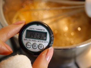 10、蜜蜂窝饼干,升到140度的时候,很快的把火给关掉