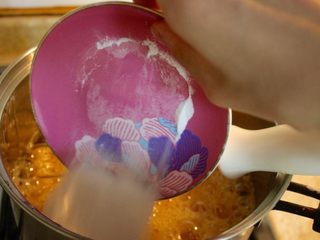 11、蜜蜂窝饼干,很快地加入苏打粉