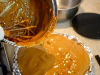 15、蜜蜂窝饼干,搅拌差不多40秒后把这个倒到盘里