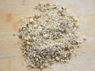 2、看得到核桃仁的核桃酥 香酥可口真材实料超满足,把核桃仁用到切碎，不用切成碎末，适当的保留些颗粒吃起来口感也是非常不错的。