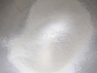 3、看得到核桃仁的核桃酥 香酥可口真材实料超满足,低粉、泡打粉和小苏打混合后过筛一遍。