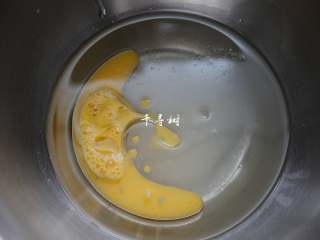 5、看得到核桃仁的核桃酥 香酥可口真材实料超满足,白砂糖、油、鸡蛋和水充分混合到一起。