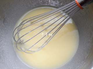 6、看得到核桃仁的核桃酥 香酥可口真材实料超满足,白砂糖、油、鸡蛋和水充分混合，充分搅拌成糊状。