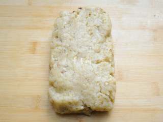 7、看得到核桃仁的核桃酥 香酥可口真材实料超满足,把搅拌好的液体倒入粉类中，混合成团，不要用手使劲的揉，避免出筋影响酥松的效果。