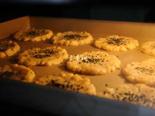 11、看得到核桃仁的核桃酥 香酥可口真材实料超满足,烤箱200度预热好之后，把烤盘放入烤箱中层。