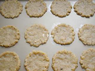 9、看得到核桃仁的核桃酥 香酥可口真材实料超满足,把这些小剂子压扁。