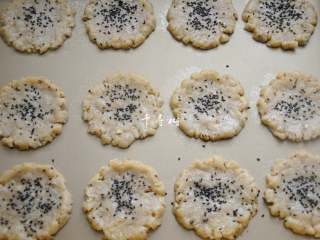 10、看得到核桃仁的核桃酥 香酥可口真材实料超满足,表面喷水撒上黑芝麻。