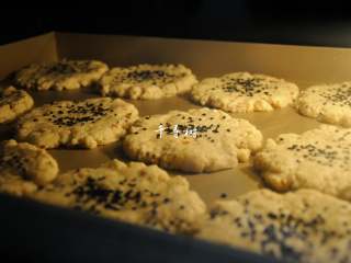 12、看得到核桃仁的核桃酥 香酥可口真材实料超满足,桃酥开始变得酥松膨大起来了。