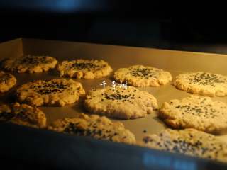 13、看得到核桃仁的核桃酥 香酥可口真材实料超满足,约12-15分钟到桃酥的边缘开始上色后即可拿出来。