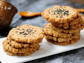 14、看得到核桃仁的核桃酥 香酥可口真材实料超满足,一口咬下去，酥酥松松的口感，加上能够吃得到的核桃仁，一种满足感充盈了唇齿之间。