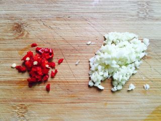 4、蒜蓉芦笋,小米椒切碎，蒜瓣去皮剁碎