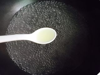 6、蒜蓉芦笋,放入1小勺花生油可以保持芦笋的翠绿