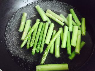 7、蒜蓉芦笋,放入芦笋焯水一分钟