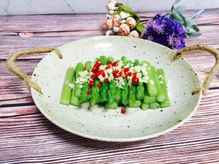 10、蒜蓉芦笋,放入小米椒